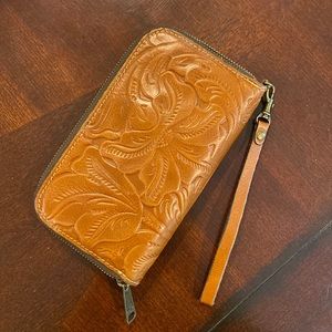 EUC Patricia Nash Carryall clutch/wallet/wristlet